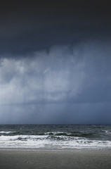 Unwetter mit Regenwolken am Meer an der Nordsee auf Römö in Dänemark, Standinavien