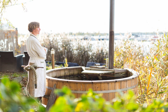 Frau in Sauna am See