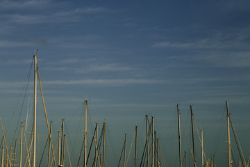 Puntas de velas de velero con nubes