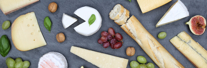 Käseplatte Schweizer Käse Platte Brot Camembert Banner Schiefertafel von oben