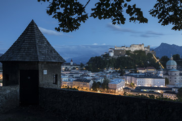 Ausblick vom Kapuzinerberg zur Festung Hohensalzburg am Abend