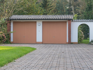 Doppelgarage mit braunen Toren