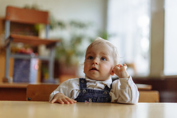 Маленький мальчик за школьной партой