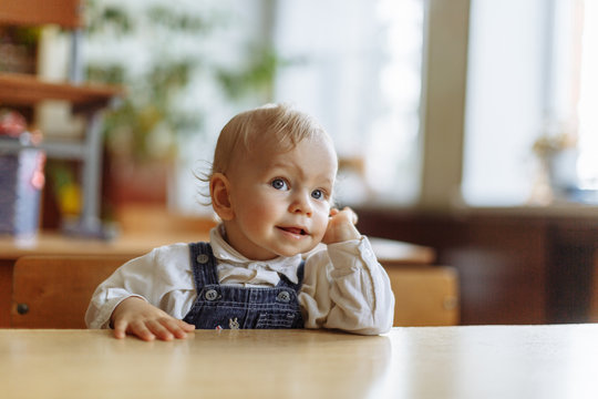 Маленький мальчик за школьной партой