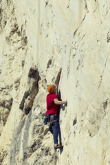 Obraz na płótnie Canvas The climber climbs to the top of the mountain.