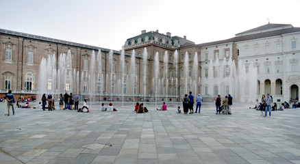 Obraz premium Venaria, Włochy - 15 sierpnia 2017: ulice Venaria we Włoszech podczas pokazu muzyki i biczów wodnych