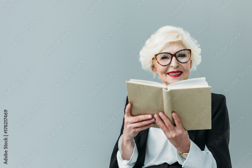 Wall mural senior lady reading book