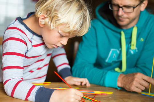 Vater und Sohn spielen Mikado