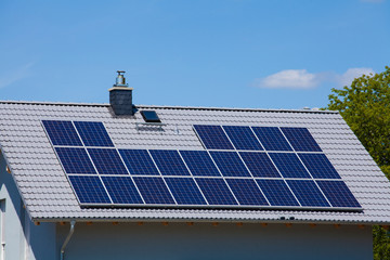 Solarenergie mit Solarzellen auf dem Dach