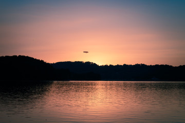 Zeppelin im Sonnenuntergang am See © Marcel