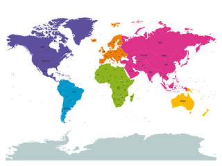 Fototapeta premium Polityczna mapa świata z Antarktydą. Kontynenty w różnych kolorach na białym tle. Czarne etykiety z nazwami stanów i znaczących terytoriów zależnych. Ilustracja wektorowa wysokiej szczegółowości.