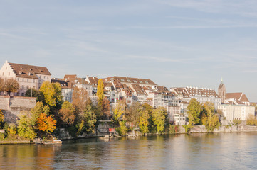 Fototapeta premium Basel, Stadt, Altstadt, Altstadthäuser, Rhein, Rheinufer, Martinskirche, Rheinsprung, Herbst, Herbstmesse, Basel-Stadt, Schweiz
