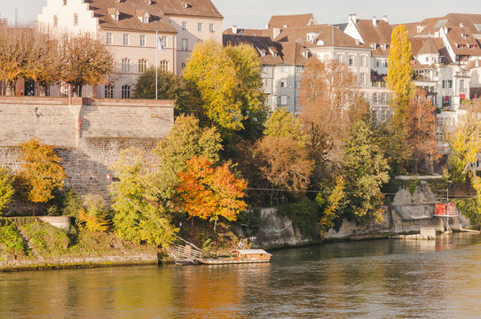 Basel, Stadt, Altstadt, Altstadth&auml;user, Rhein, Rheinufer, F&auml;hre, Rheinf&auml;hre, Pfalz, M&uuml;nster, Uferweg, Herbst, Herbstfarben, Schweiz