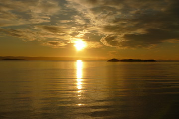 Soleil de minuit sur le fjord (Finnmark, Norvège)