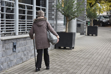 vieux seniors retraite pension femmes mutuelle sante age canne marche