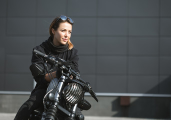 Obraz na płótnie Canvas biker woman sitting on motorcycle