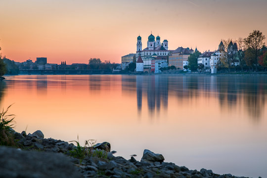 Passau Skyline mit dem St. Stephan Dom im Sonnenuntergang an der Donau