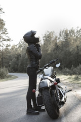 Fototapeta premium Seksowny dziewczyna rowerzysta i kawiarnia racer motocykl