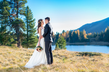 Glückliches Brautpaar bei der Hochzeit