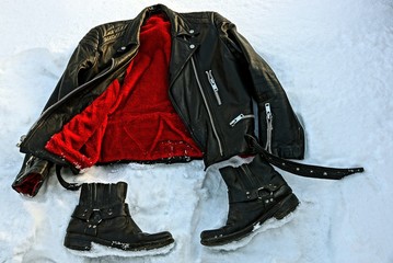 кожаная куртка и чёрные ботинки на белом снегу - obrazy, fototapety, plakaty