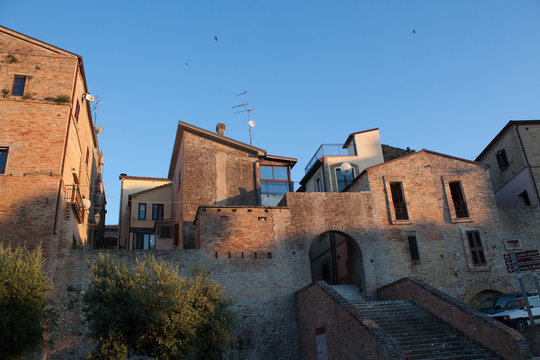 paesaggio urbano arco di acceso alle case antiche; tortoreto abruzzo italia