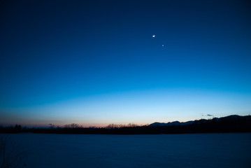雪原の上の月と金星（北海道・十勝）