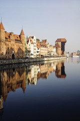 Naklejka na ściany i meble Paesaggio urbano: vista di Danzica. edifici storici affacciati su canali d'acqua