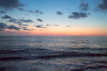 Закат на море, вечерний пейзаж, красивое небо над морским прибоем