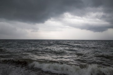 Тучи над морем, пасмурная погода на морском побережье