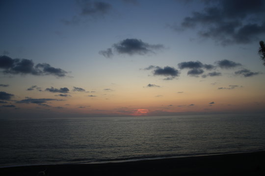 Закат на море, вечерний пейзаж, красивое небо над морским прибоем