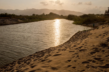 Río cerca al mar