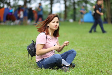 Fototapeta premium スマートフォンで音楽を聴く女性