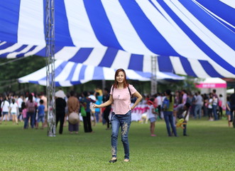 スマートフォンで音楽を聴く女性