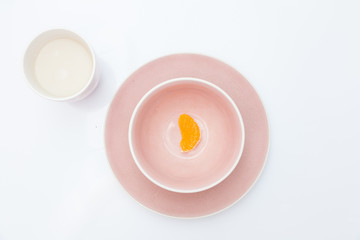 gajo de mandarina en cuenco rosa