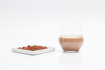 cacao en polvo sobre fondo blanco