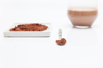 cacao en polvo sobre fondo blanco