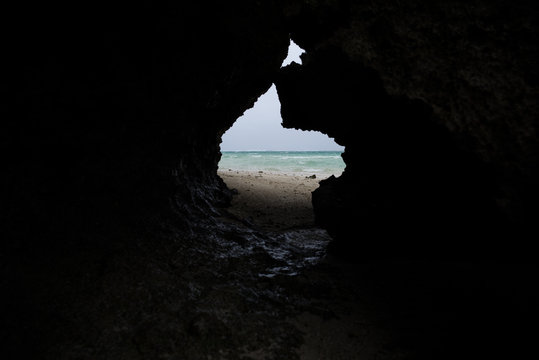 洞窟と海