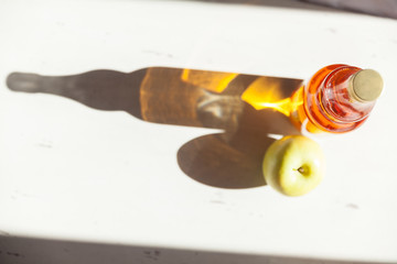 manzana y vinagre de manzana sobre fondo blanco