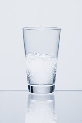 Glas mit sauberem,Trinkwasser auf weissem Untergrund