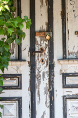 Tür eines alten Hauses mit Türklinge