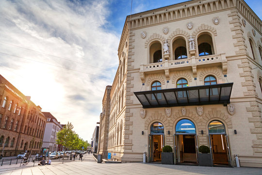 Saarbr&uuml;cken &ndash; Einkaufscenter in der ehemaligen Bergwerksdirektion Eingangsfassade