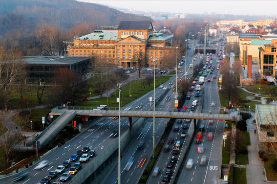 rushour auf einer gro&szlig;en Strassenkreuzung in der D&auml;mmerung