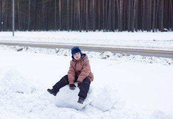 Fototapeta na wymiar boy walking on a winter street