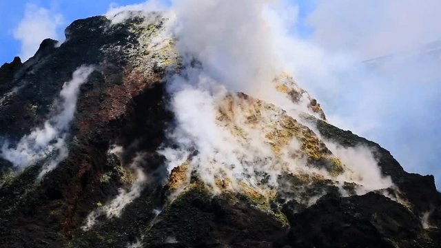 Etna - particolare sul cratere  del vulcano di una fumarola e  solfatara con vapore e concrezioni di zolfo