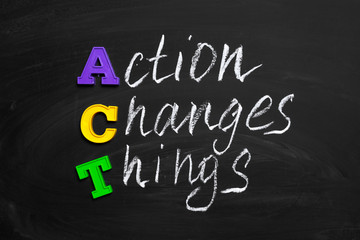 Obraz premium Action changes things text on chalkboard