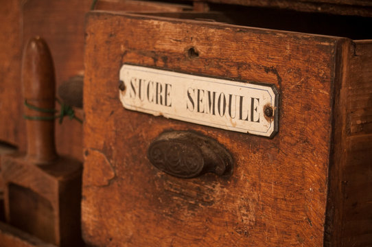 détail tiroir meuble en bois dans une épicerie ancienne - sucre semoule