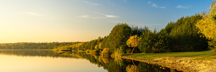 Wunderschönes Panorama vom Sonnenuntergang an einem See