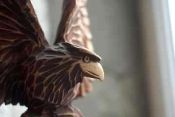 Fototapeta premium a wooden eagle head close