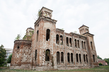 Fototapeta na wymiar Old ruined synagogue building in Vidin, Bulgaria 