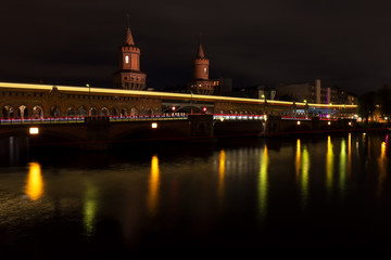 Fototapeta na wymiar Berlin Oberbaumbrücke bei Nacht